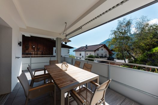 Geschützte und wetterfeste Terrasse mit Aussicht und Sitzgruppe mit Tisch für bis zu 6 Personen